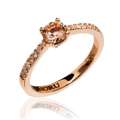 NORU – Ring i rose gull med morganitt og diamanter.